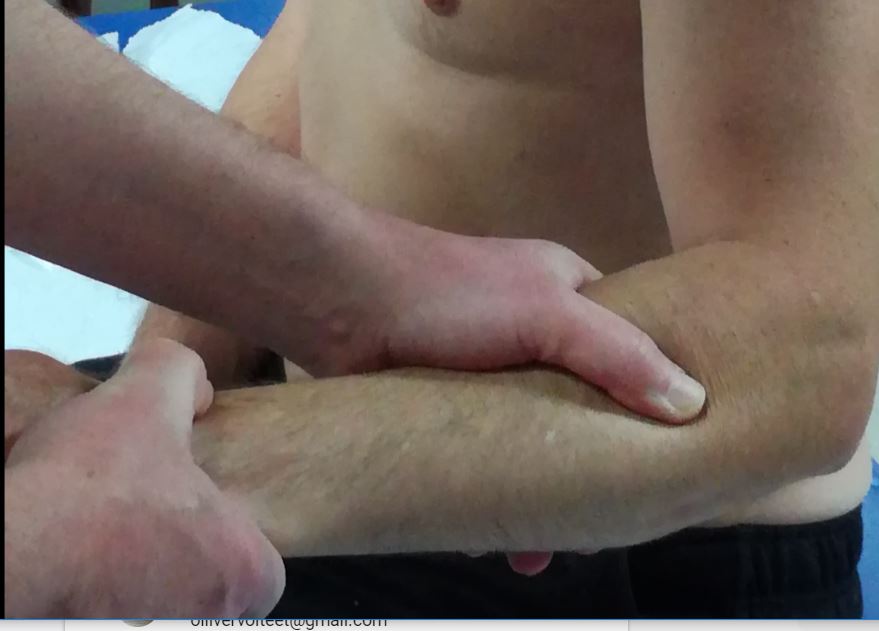 J&auml;senkorjaaja Jari Sipil&auml;. Tenniskyyn&auml;rp&auml;&auml;n hoito. Aito suomalainen j&auml;senkorjaus. http://www.jasenkorjaaja.com/homepage Selk&auml;asema Haukipudas